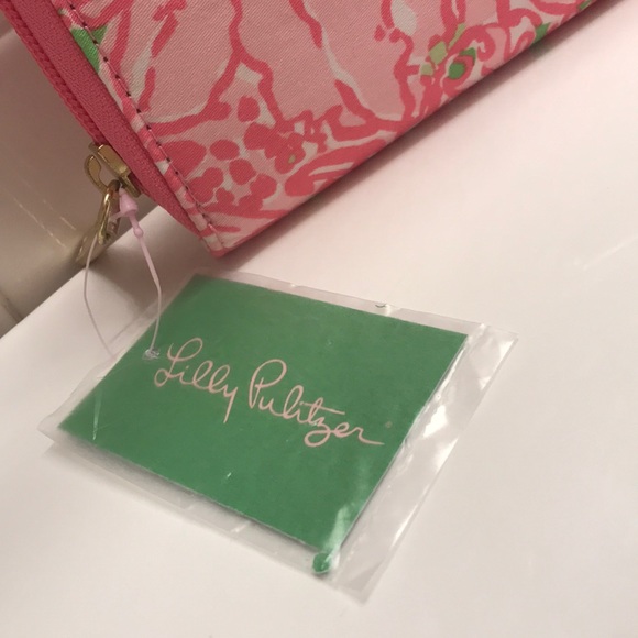 Lilly Pulitzer travel wallet - Picture 2 of 4